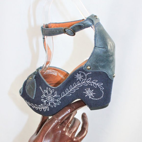 Ariat Vista Midnight Embroidered Accent Canvas & Leather Styling Wedge, Size 6.5 - Picture 1 of 11